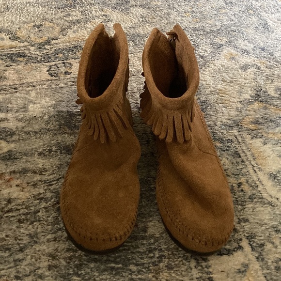 Fringe Minnetonka Moccasins Boots Booties Brown Suede Leather Fall Flats - Picture 2 of 8